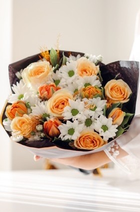 Bouquet of peach roses and white daisies